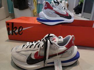 Nike vaporwaffle sacai fuchsia