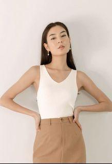 The Willow Label Rumi V neck Knit top in White Size S