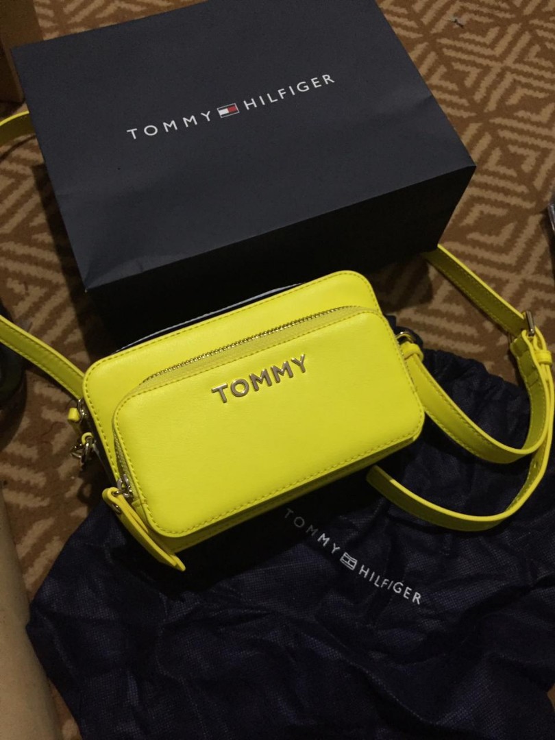 tommy hilfiger camera bag