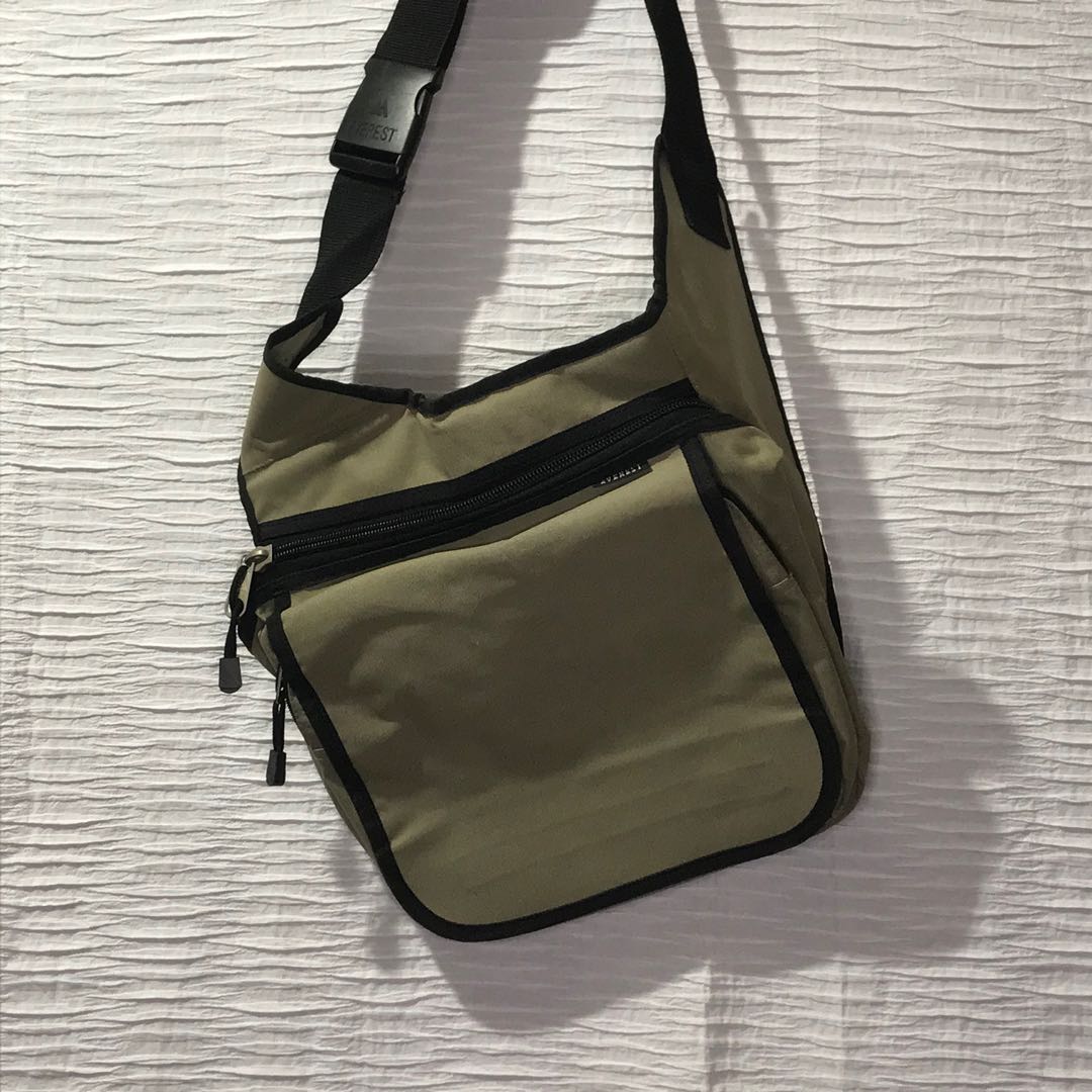 Everest sling bag best sale