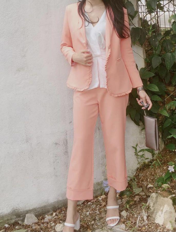 FV Basic Suit (Category: Baju Kurung & sets) located in Shah Alam. Submitted by sugarpop_ (Listing ID 1076817742, Image 1). Description: FV Basic Suit Letting go because it does not fit me 😭 Blazer and pants! Can dm me for more pics!!! Its super cute and stylish 🤍 .