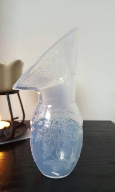 Hakaa milk catcher, silicone breast pump (Category: Breastfeeding & Bottle Feeding) located in Manila. Submitted by goodbuystuff (Listing ID 1076785568, Image 2). Description: Hakaa Milk Catcher used only for a month. Super good condition. + free disposable breast pads.