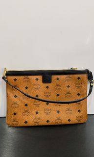 (Category: ) located in . Submitted by mini_wardrobe (Listing ID 1076894758, Image 1). Description: .