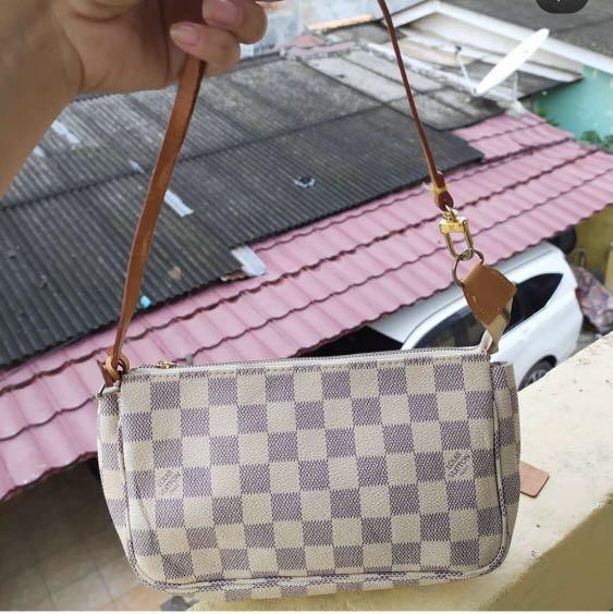 Louis Vuitton Pochette damier authentic, Barang Mewah, Tas \u0026 Dompet di  Carousell