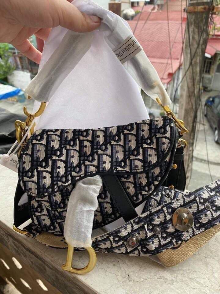 Preloved bag (Category: Luxury Bags & Wallets) located in Manila. Submitted by zurifashion (Listing ID 1076927473, Image 1). Description: .