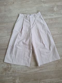 (Category: ) located in . Submitted by 2closets.co (Listing ID 1076796977, Image 1). Description: .
