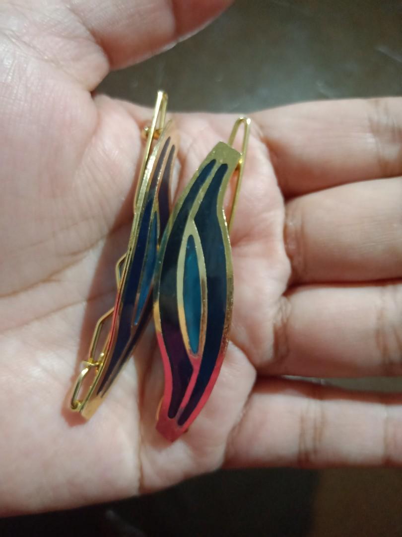 Vintage Hair Clip (Category: Hair Accessories) located in Caloocan City. Submitted by summercaru_04 (Listing ID 1076932206, Image 3). Description: Repriced from P320 to P200‼️ ☘️Vintage Accesories from U.S. ☘️EUC. ☘️Hypoallergenic & Non-tarnish. ☘️Fixed Price. ☘️With free gift box. ❎Non-pawnable. ❎No Return, No Exchange, No Refund. 👉Will sanitize before shipping. For fast transactions, call or ping me @ 0916-2524312 +sf to the buyer 👉Strictly n