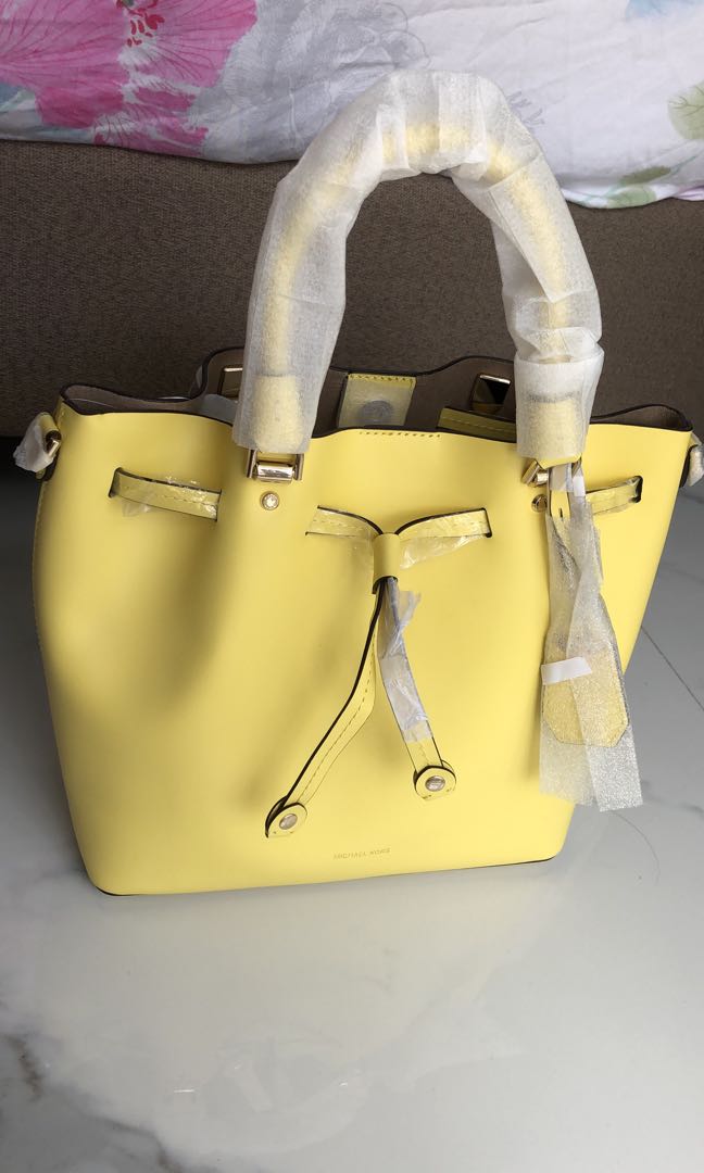 michael kors blakely bucket bag