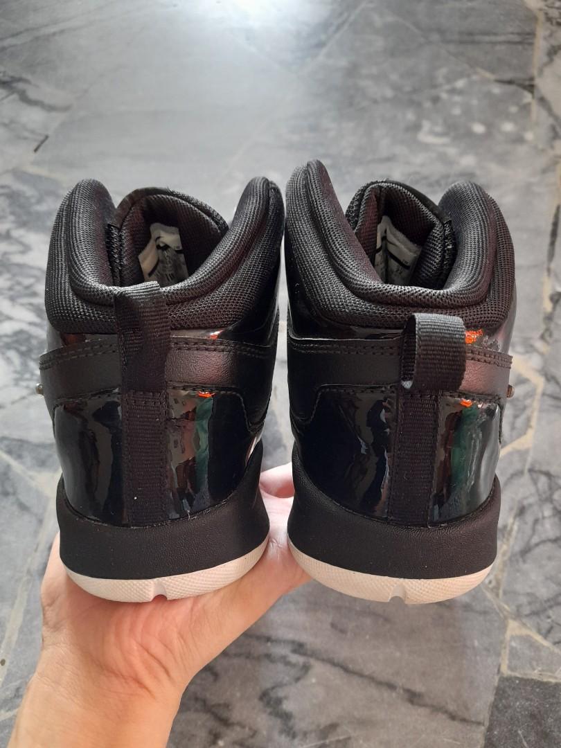 Nike Team Hustle D6 Gs Sneaker, Babies & Kids, Babies & Kids Fashion On  Carousell