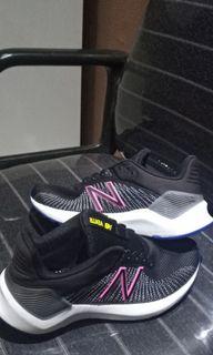 Turun harga sepatu new balance