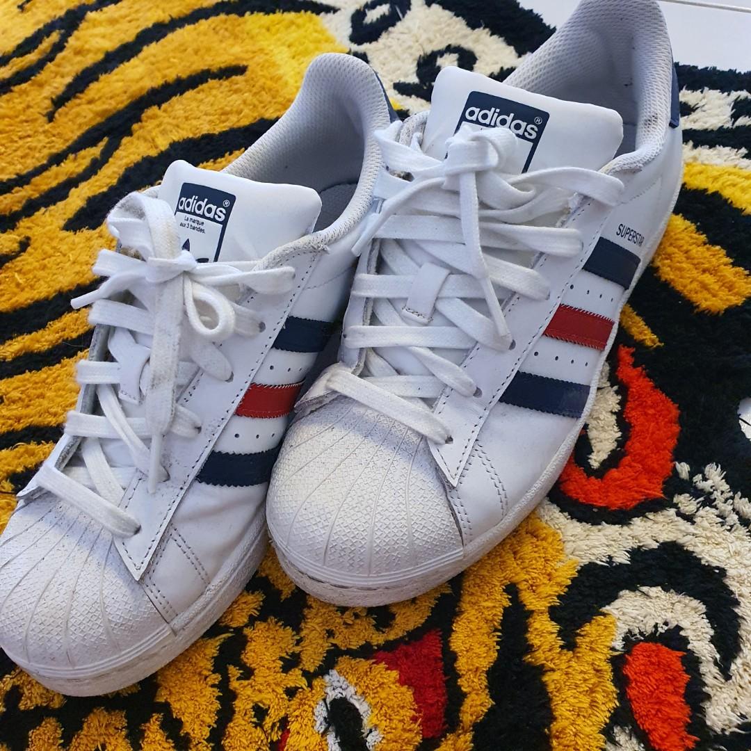 sneakers with 3 stripes