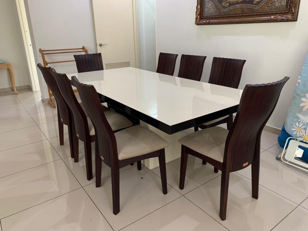 Casarano marble dining outlet table