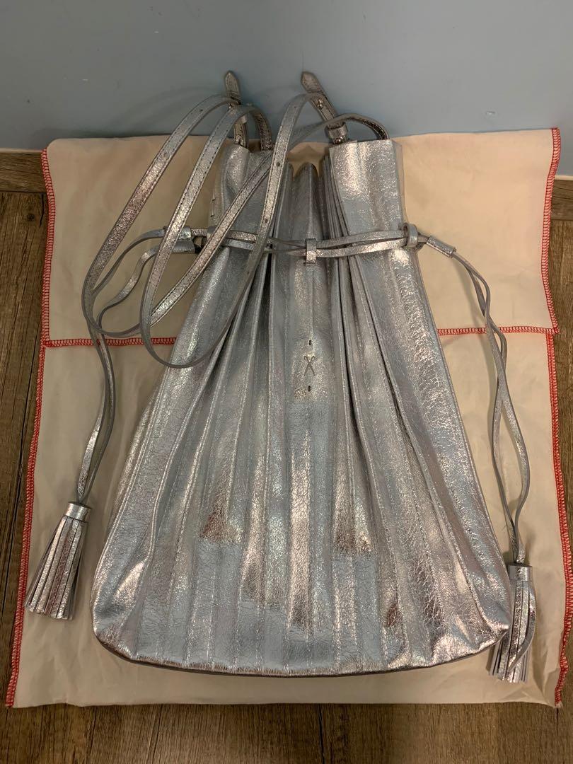 Joseph & Stacey Silver Pleated Bag, 女裝, 手袋及銀包, 多用途袋- Carousell
