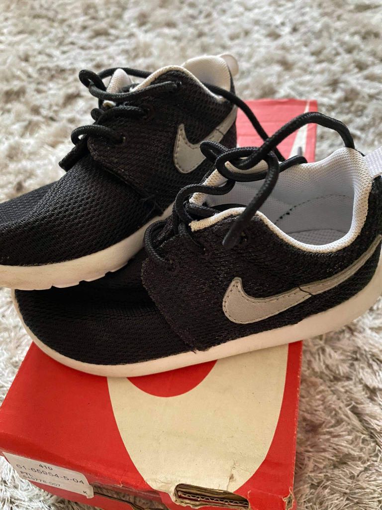 Toddler girl best sale nike roshe shoes
