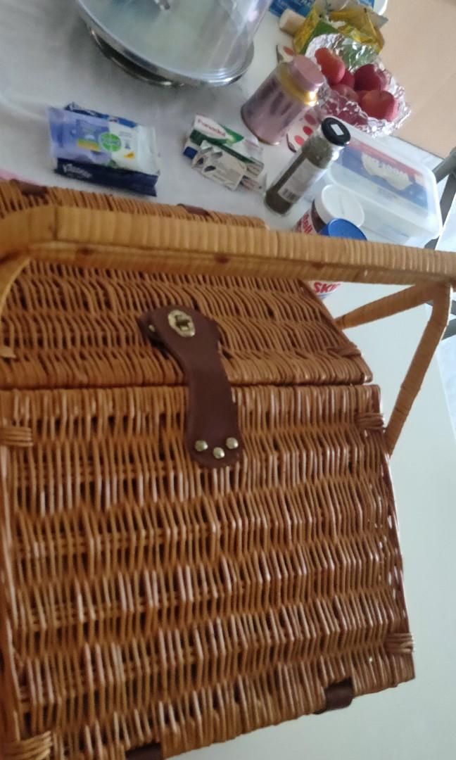 Picnic set basket, Everything Else on Carousell