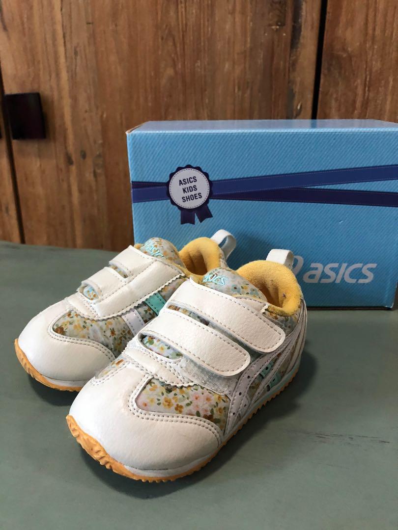 Asics hello kitty best sale sneakers