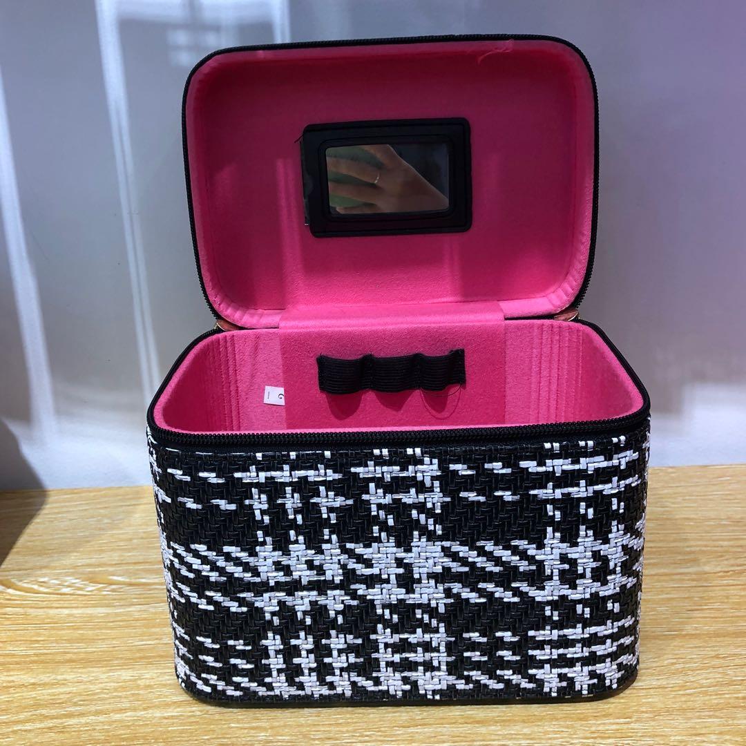 Banig make up box asst (Category: Makeup) located in Paranaque City. Submitted by gladkingphilippines (Listing ID 1077404341, Image 3). Description: .