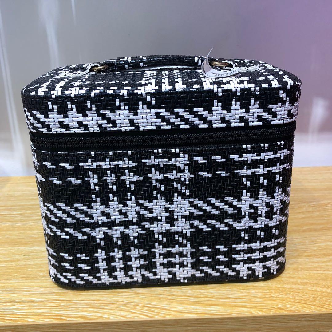 Banig make up box asst (Category: Makeup) located in Paranaque City. Submitted by gladkingphilippines (Listing ID 1077404341, Image 2). Description: .