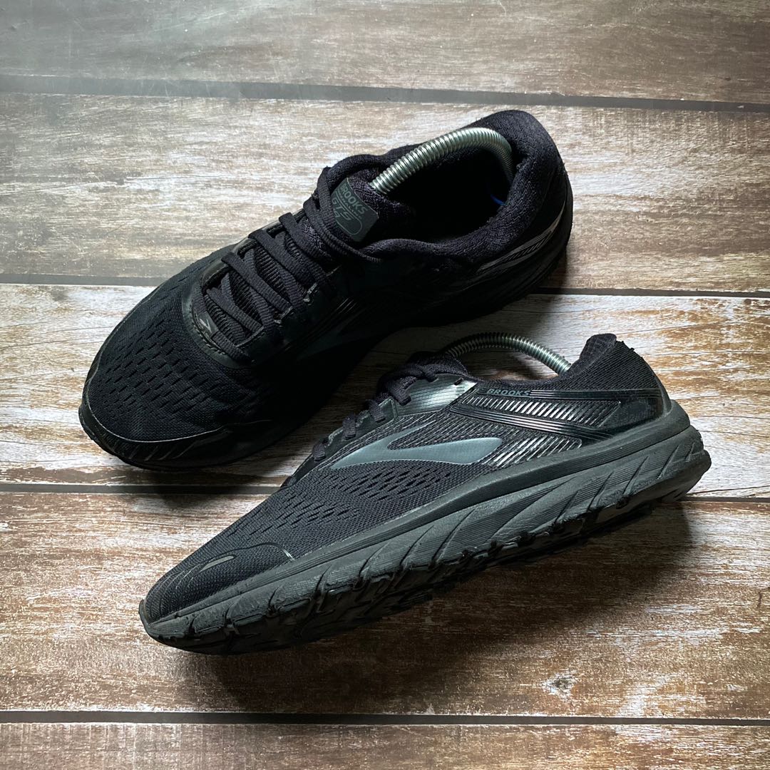 Brooks GTS 18, Men's Fashion, Footwear, Sneakers on Carousell