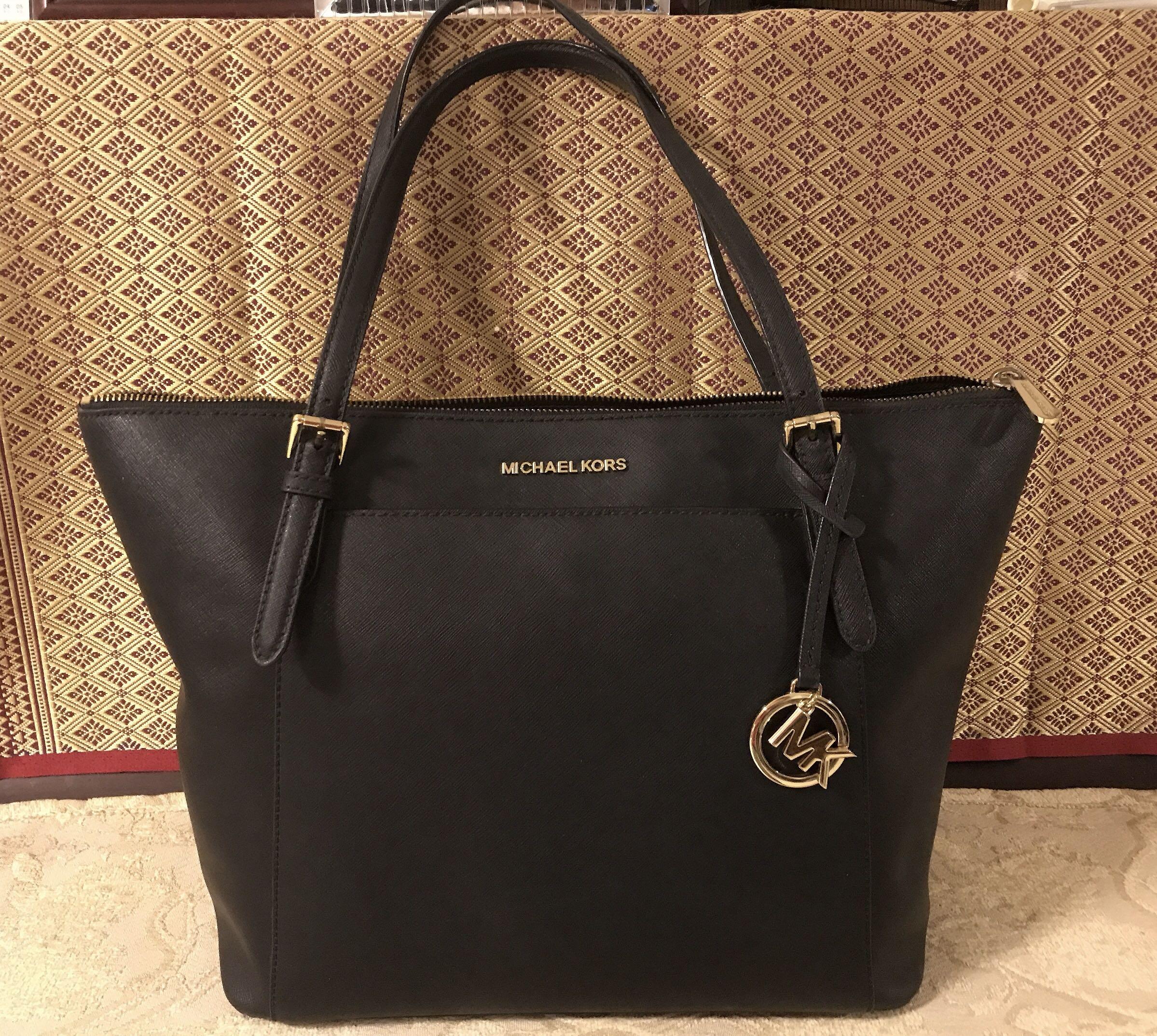 Classic Black Authentic Michael Kors Handbag, Women's Fashion, Bags &  Wallets, Cross-body Bags on Carousell