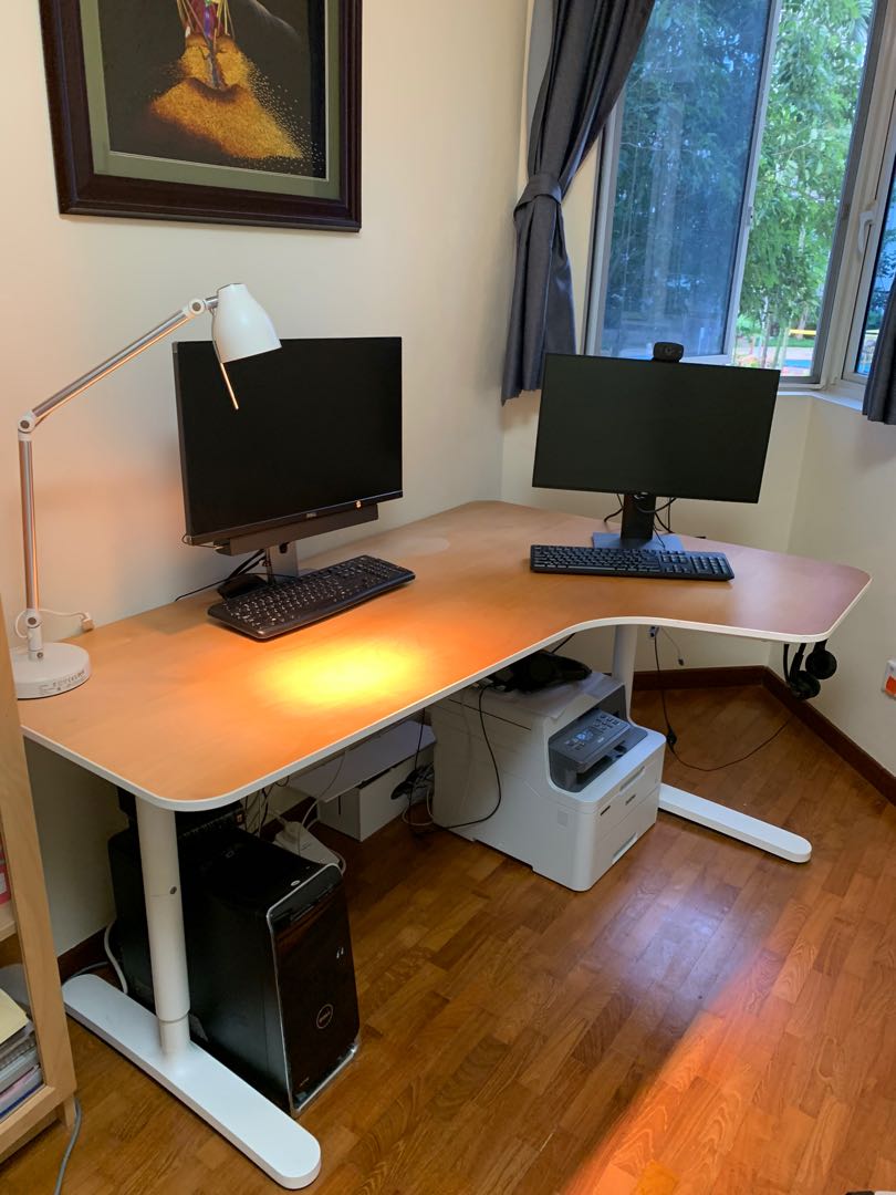 Bekant corner store desk right