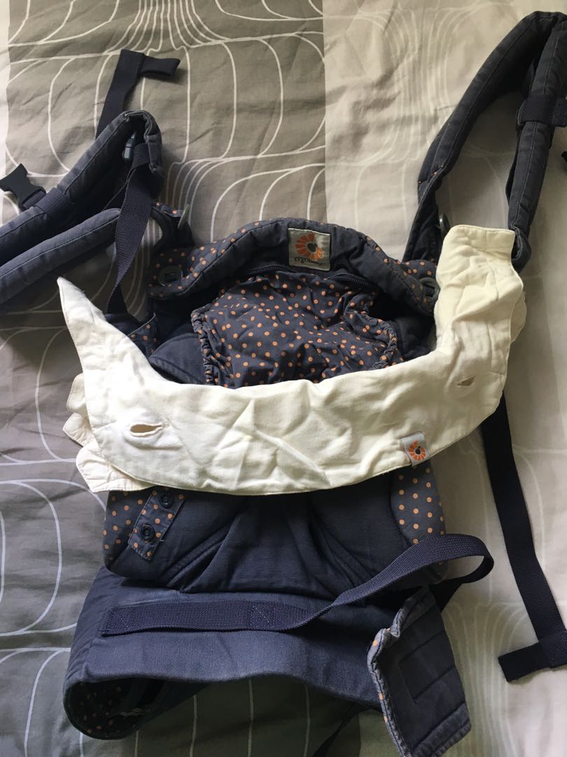 Ergo baby 360 carrier and drool bib, Babies & Kids, Going Out, Carriers