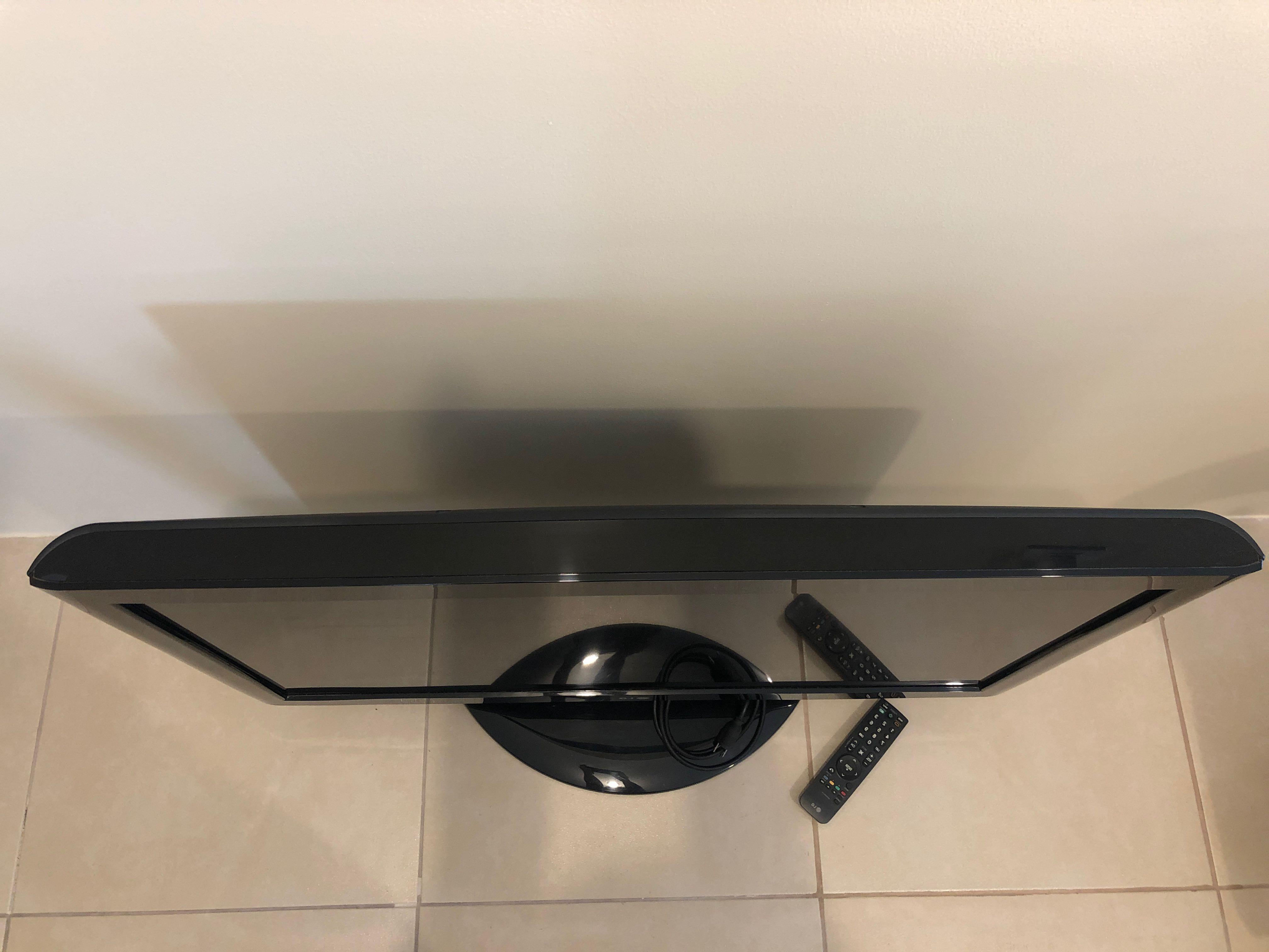 LG 37” High Definition LCD TV (Category: TV) located in Makati City. Submitted by prettymnl (Listing ID 1077649279, Image 3). Description: LG 37” High Definition LCD TV 💯 no issue / no dents Well kept Prefer pick-up.