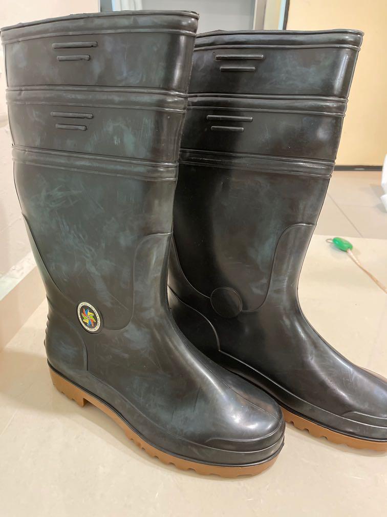 rainboot (Category: Sneakers & Footwear) located in Singapore. Submitted by teen_huey (Listing ID 1077689166, Image 2). Description: Rubber Rain boot lucky size uk 10 Self collect at 504754 Delivery to add $2 within Yishun and Sembawang area.