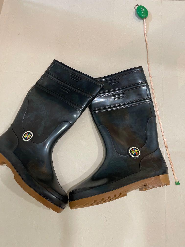 rainboot (Category: Sneakers & Footwear) located in Singapore. Submitted by teen_huey (Listing ID 1077689166, Image 1). Description: Rubber Rain boot lucky size uk 10 Self collect at 504754 Delivery to add $2 within Yishun and Sembawang area.