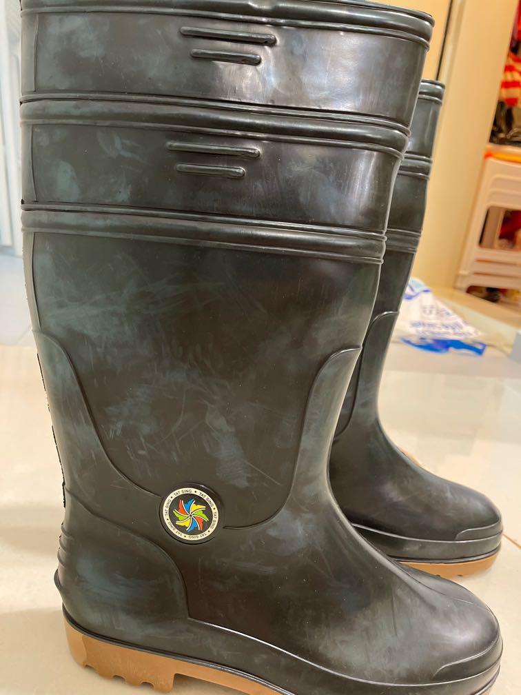 rainboot (Category: Sneakers & Footwear) located in Singapore. Submitted by teen_huey (Listing ID 1077689166, Image 3). Description: Rubber Rain boot lucky size uk 10 Self collect at 504754 Delivery to add $2 within Yishun and Sembawang area.