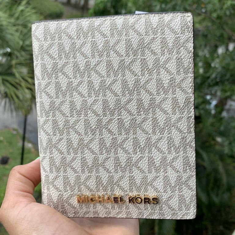 Michael kors jet set travel hotsell passport case wallet