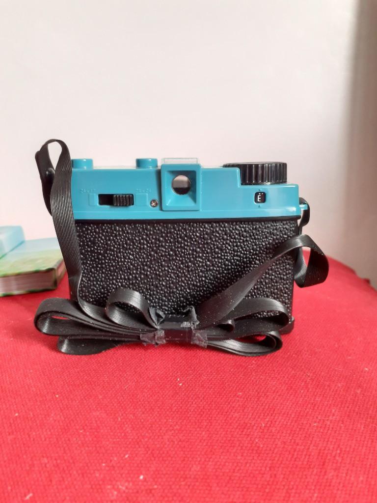 Diana Mini Camera Lomography (Category: Cameras) located in Paranaque City. Submitted by donjuan_thegreat (Listing ID 1077945684, Image 3). Description: Item in very good used condition Comes with box, with minor damage on box Purchased in Paris Uses 35 mm film Material: Plastic Dimensions: H 6.8 cm L 9.2 cm W 6 cm For pick-up in UPS 5 Paranaque or can ship at buyers expense.