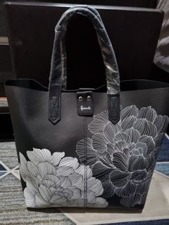 (Category: ) located in . Submitted by wardrobesaly (Listing ID 1077911257, Image 1). Description: .