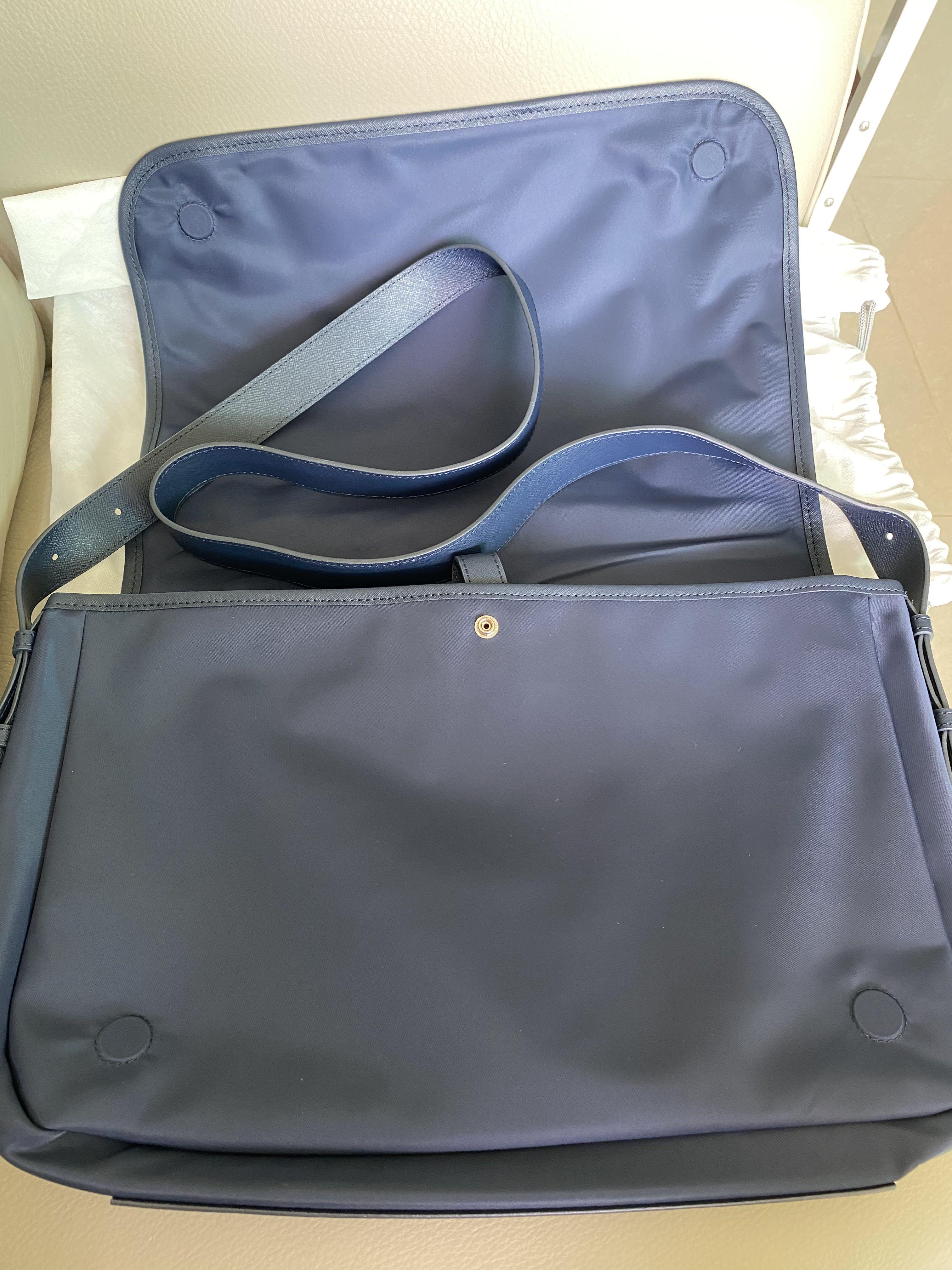Brand new 全新 Agnes B voyage navy blue messenger bag 深藍色斜咩袋, 名牌, 手袋及銀包