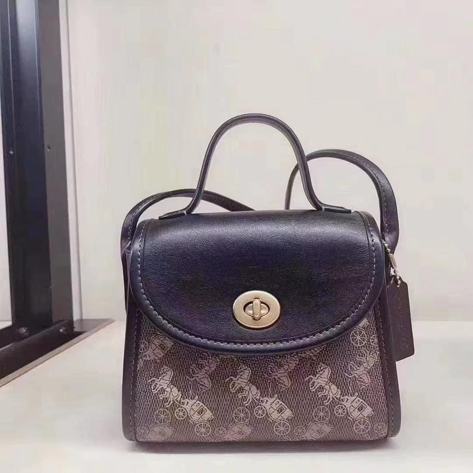 coach turnlock top handle with horse and carriage print