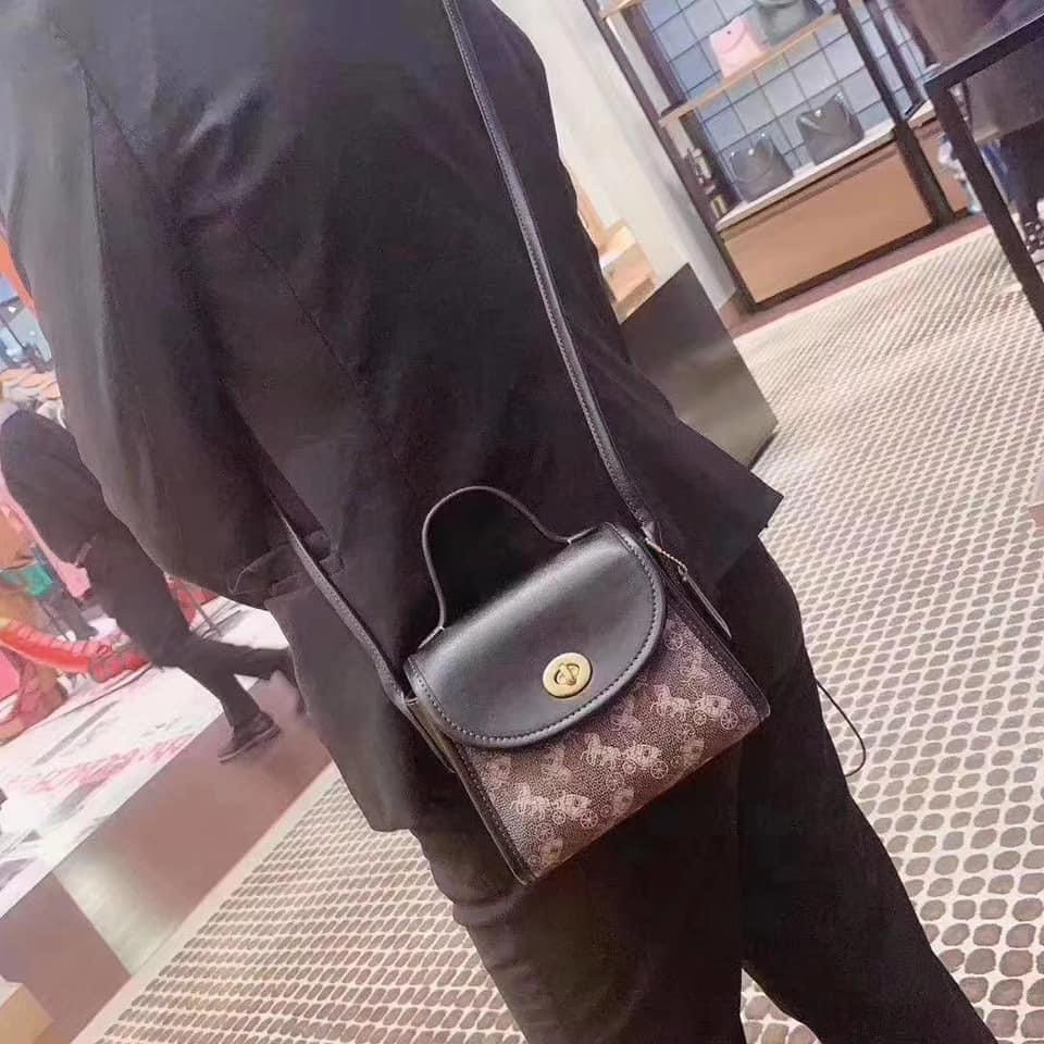 Coach turnlock top handle with horse and carriage print new arrivals