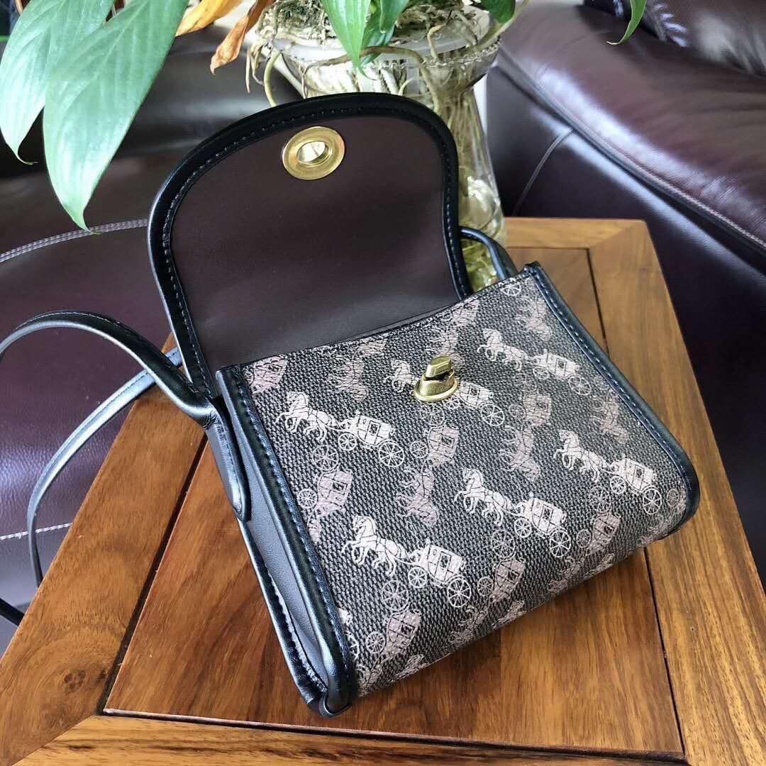 coach turnlock top handle with horse and carriage print
