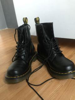 ‼️FREE SHIPPING‼️Doc martens Uk4 1460 8-eye boots