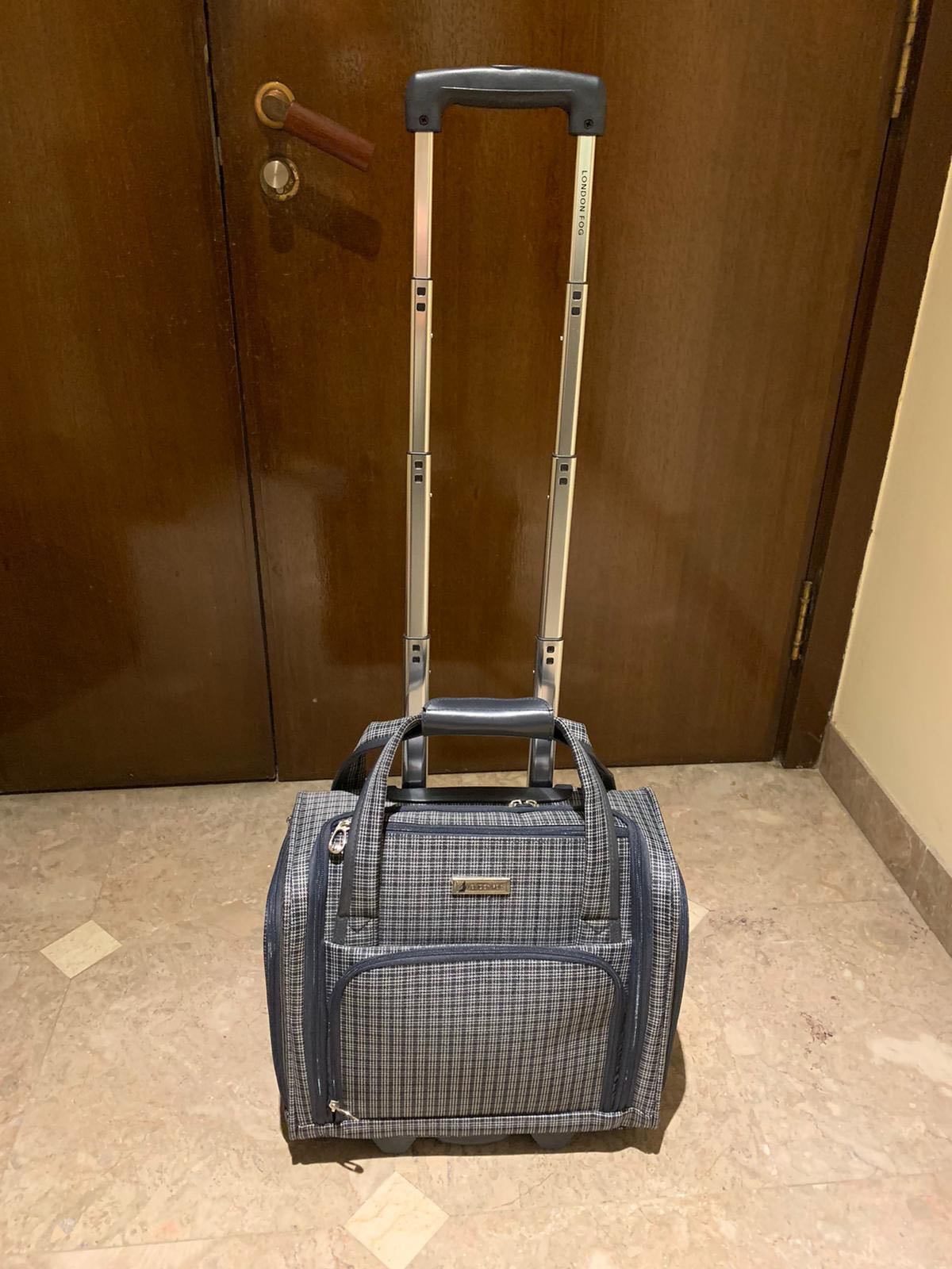 London Fog Carry On / Wheeled Cabin Bag, Hobbies & Toys, Travel, Travel