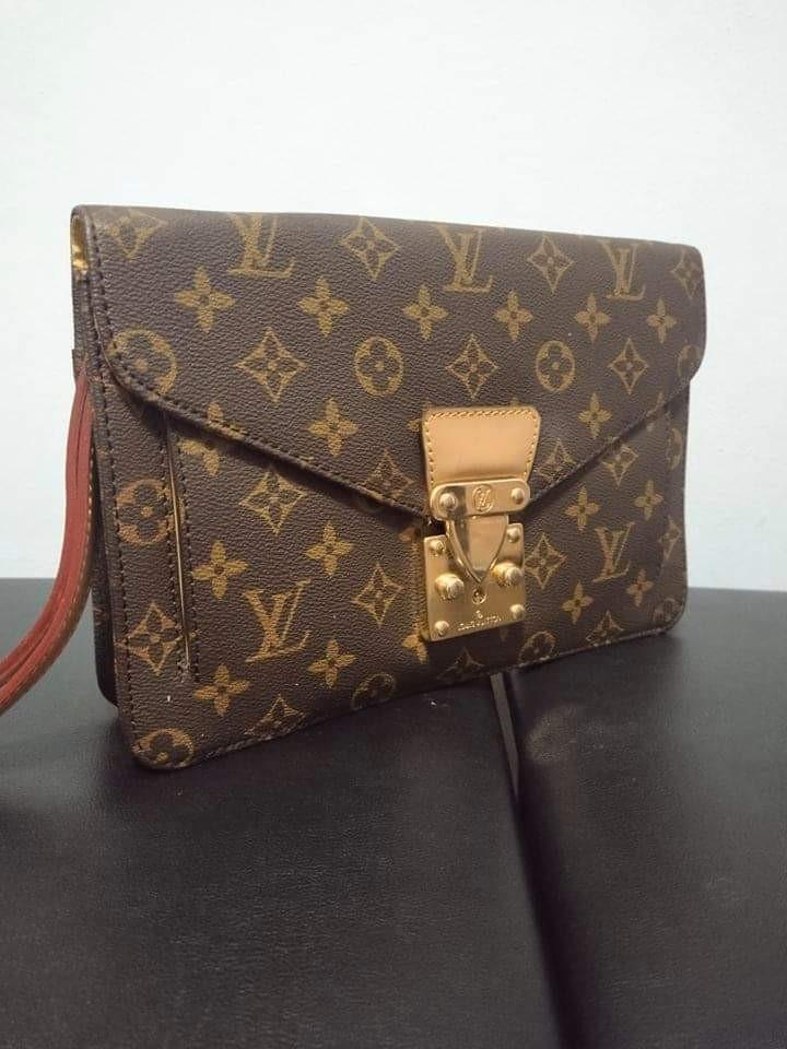 Shinkan karakterisere kerne Louis Vuitton Envelope Clutch Bag, Luxury, Bags & Wallets on Carousell
