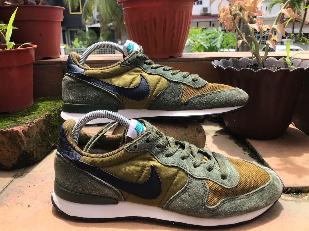 Nike internationalist army top green