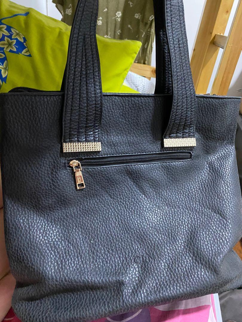 Preloved CLN leather shoulder bag (Category: Shoulder Bags) located in Manila. Submitted by dballison (Listing ID 1078133492, Image 2). Description: Preloved CLN leather shoulder bag - super ganda ng leather neto, makapal sya. Issues: may rust na yung ilang bakal sa front ng bag.