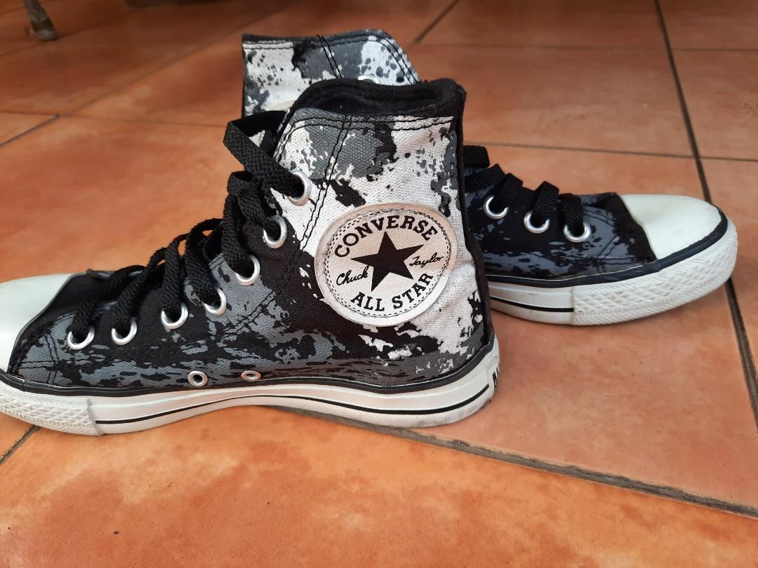 sepatu converse motif