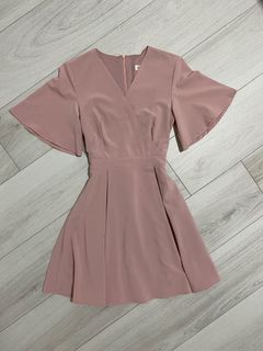 (Category: ) located in . Submitted by clearingwardrobess (Listing ID 1078146045, Image 1). Description: .