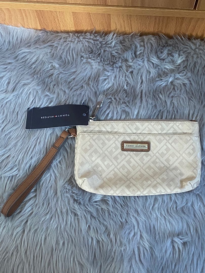 tommy hilfiger wristlet wallet