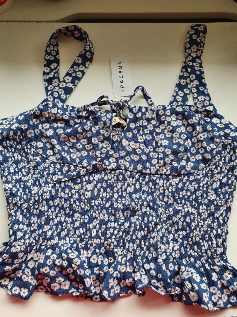 la hearts keyhole smocked top