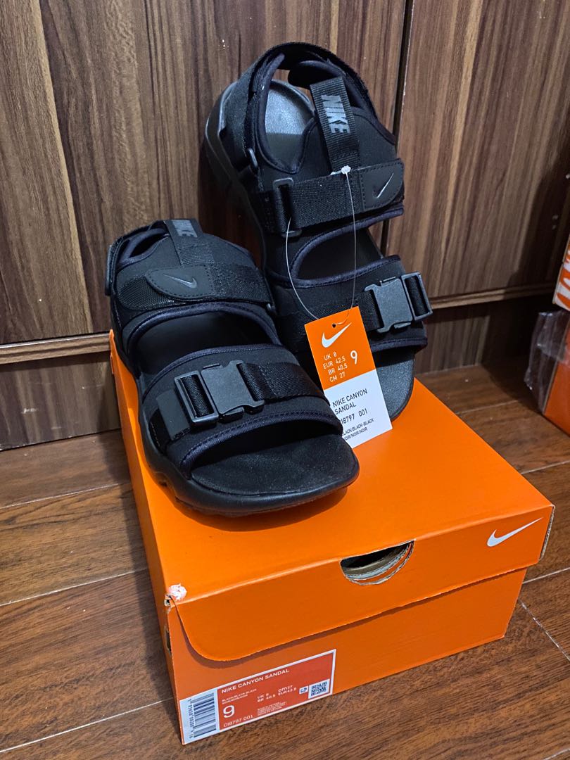 Nike canyon online sandal on feet