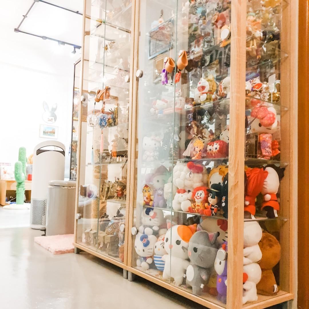 Cabinet design for toys store