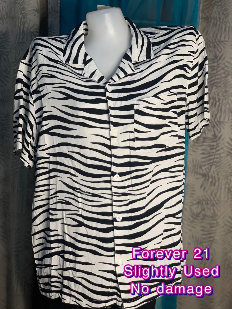 Forever 21 Polo (Category: Tshirts & Polo Shirts ) located in Quezon City. Submitted by minekoh21 (Listing ID 1072937140, Image 1). Description: - Used but not abused - No Issue - 9/10 condition Size M.