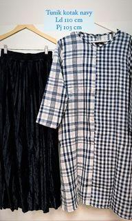Tunik navy and bludru skirt